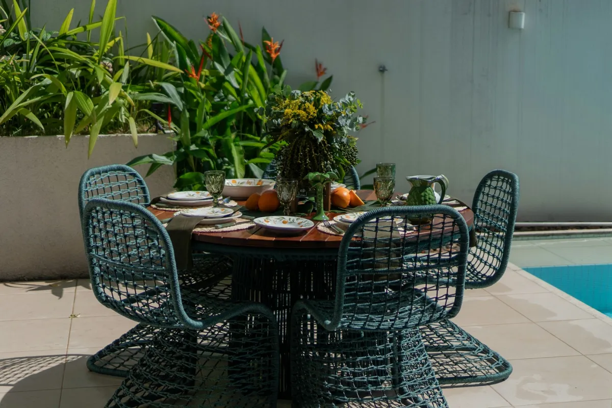 طاولة خشبية في حديقة المنزل