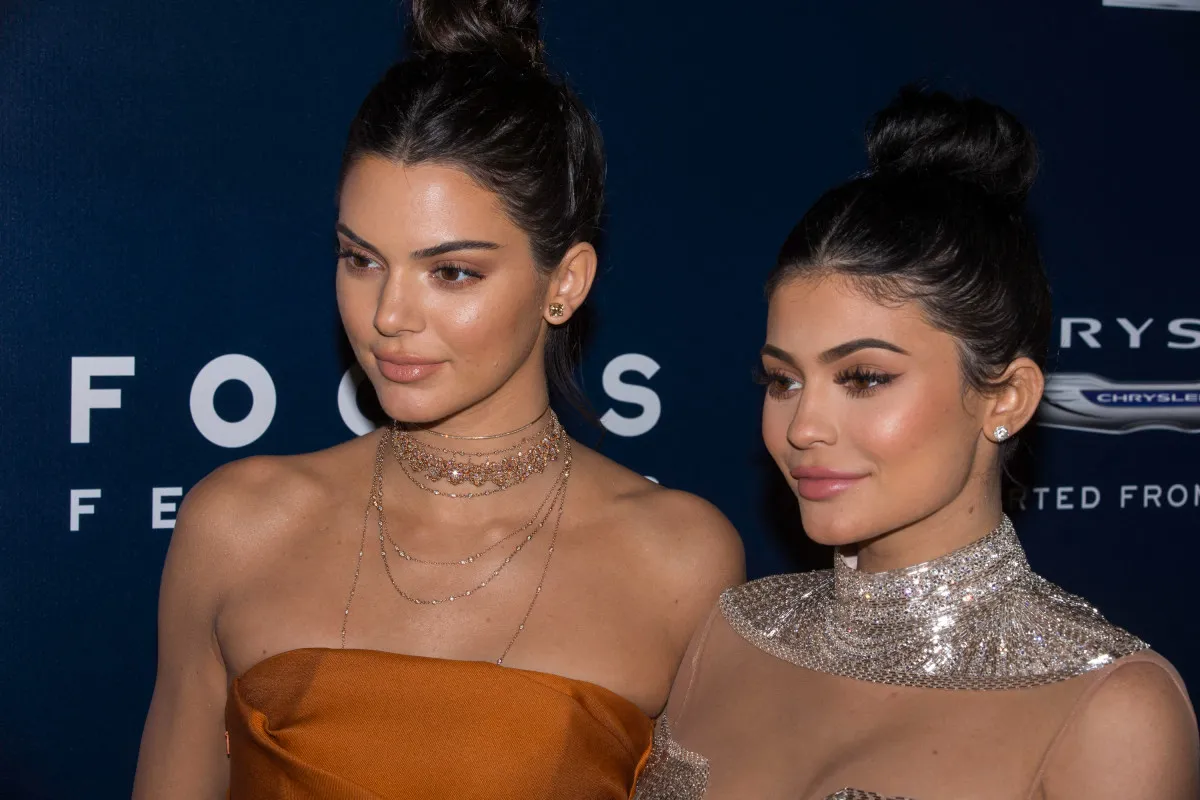 كيندال وكايلي جينر في حفل غولدن غلوب - كاليفورنيا (Kendall and Kylie Jenner in NBCUniversal's Golden Globes -California) مصدر الصورة: John Fredricks / AFP