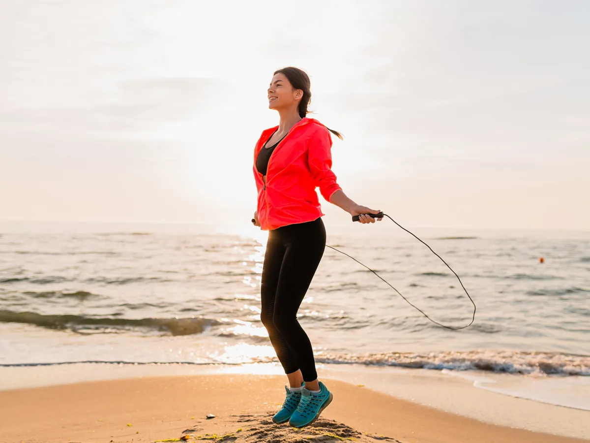 تجربتي مع تمارين القفز بالحبل لتحسين لياقتي  Image by marymarkevich on Freepik