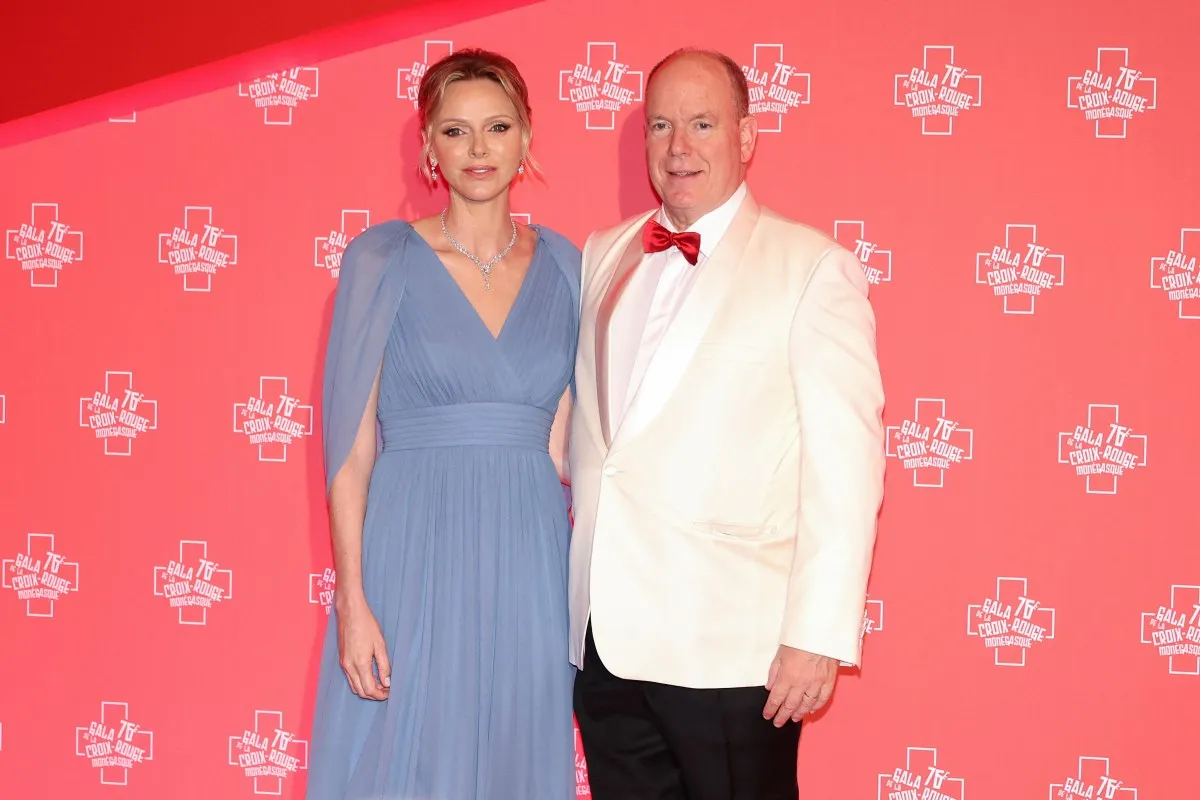 الأمير ألبرت والأميرة شارلين في حفل الصليب الأحمر السنوي (Prince Albert and Princess Charlene's annual Red Cross gala). مصدر الصورة:Valery HACHE / AFP