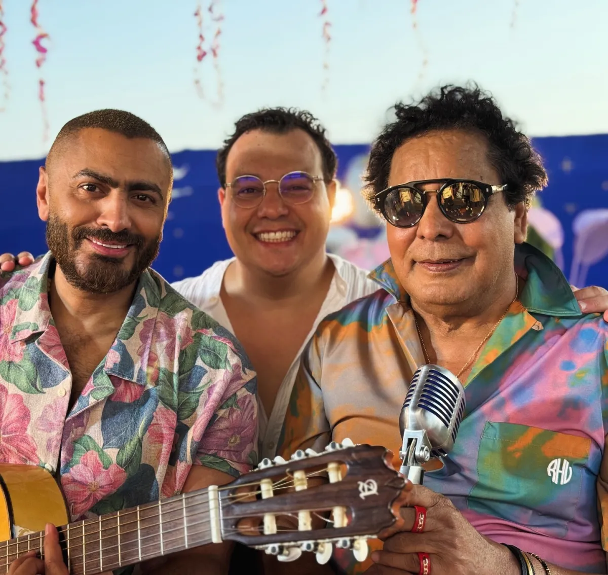 محمد منير وتامر حسني وبينهما الموزع أحمد طارق يحيى- الصورة من حساب الأخير على فيس بوك