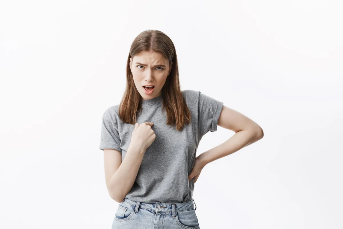 فتاة تبدو غيورة وتستنكر وصفها بأنها غيورة  