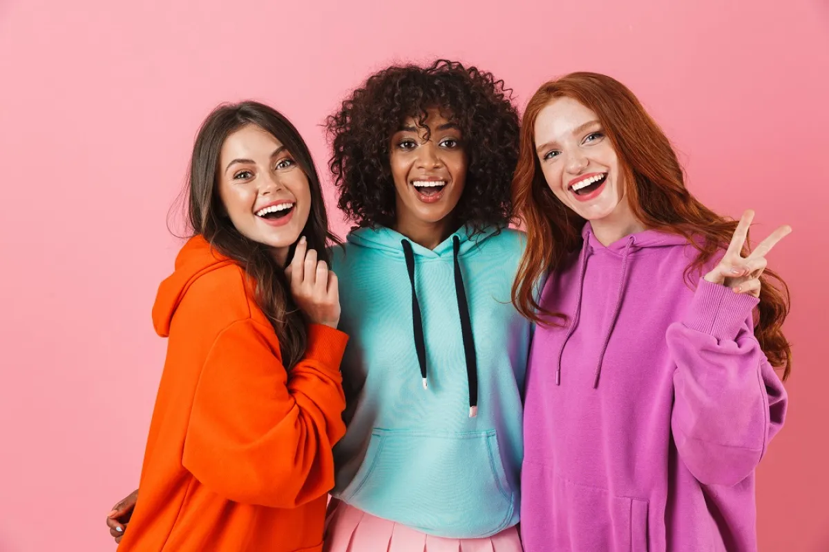 صورة لثلاث مراهقات