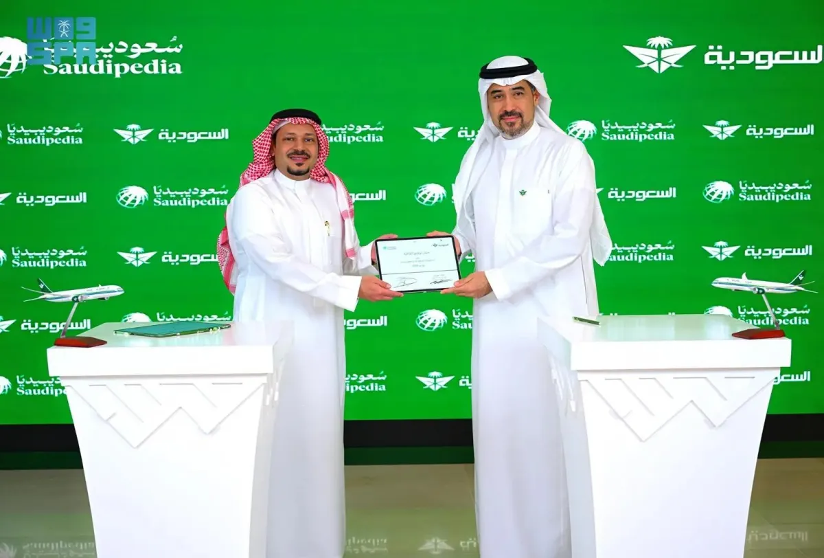  الرئيس التنفيذي لمبادرة "سعوديبيديا" خالد عبدالله قطان ونائب الرئيس للتسويق في "الخطوط السعودية" عصام أخونباي. الصورة من واس