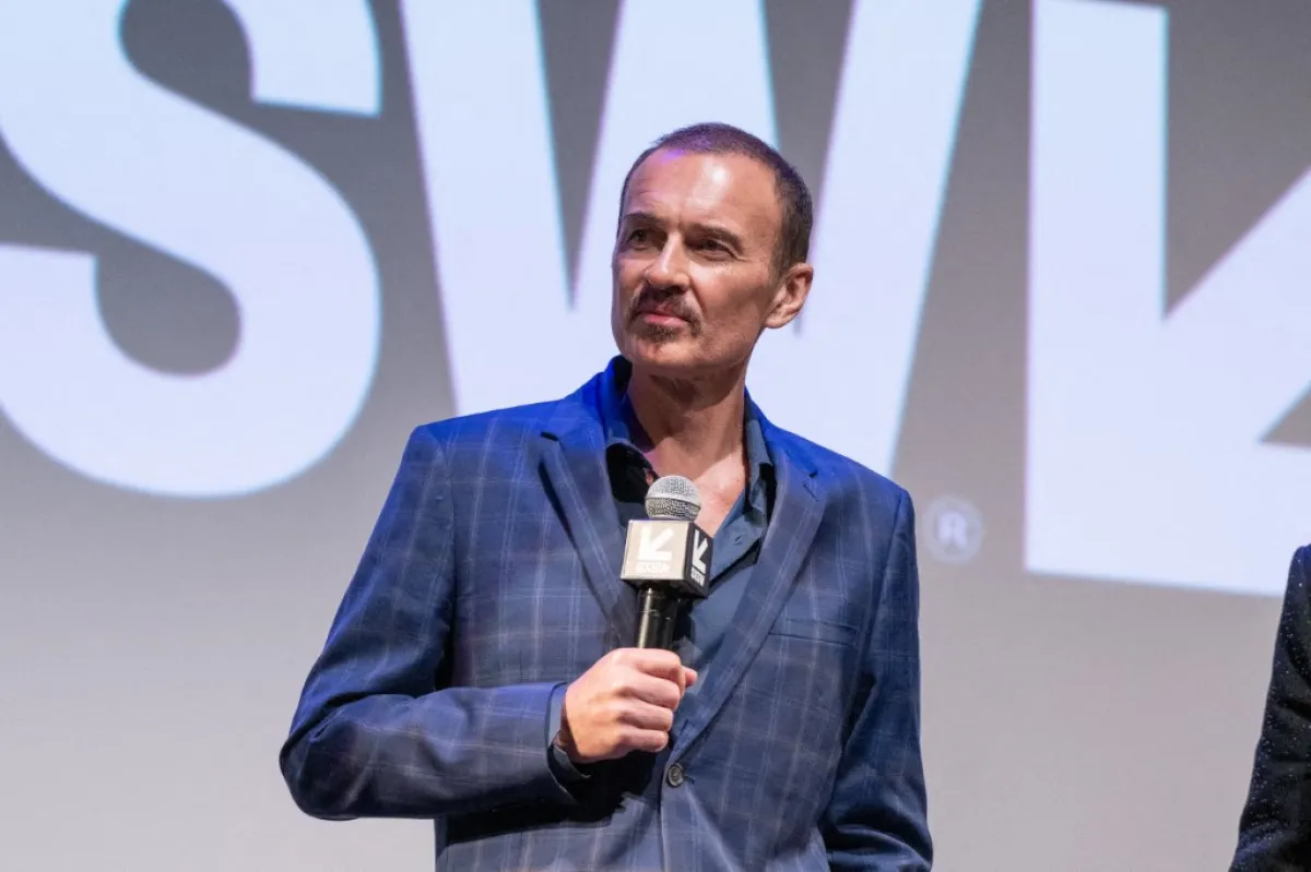 جوليان مكماهون في مسرح زاك في أوستن، تكساس (Julian McMahon at ZACH Theatre in Austin, Texas). مصدر الصورة: Marcus Ingram/Getty Images for The Surfer/AFP