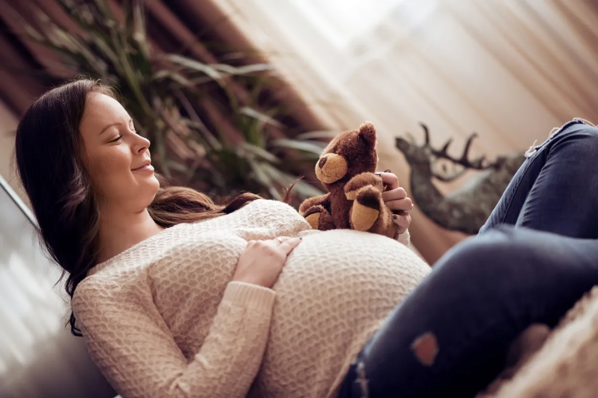 صورة لحامل في حالة استرخاء قبل الولادة