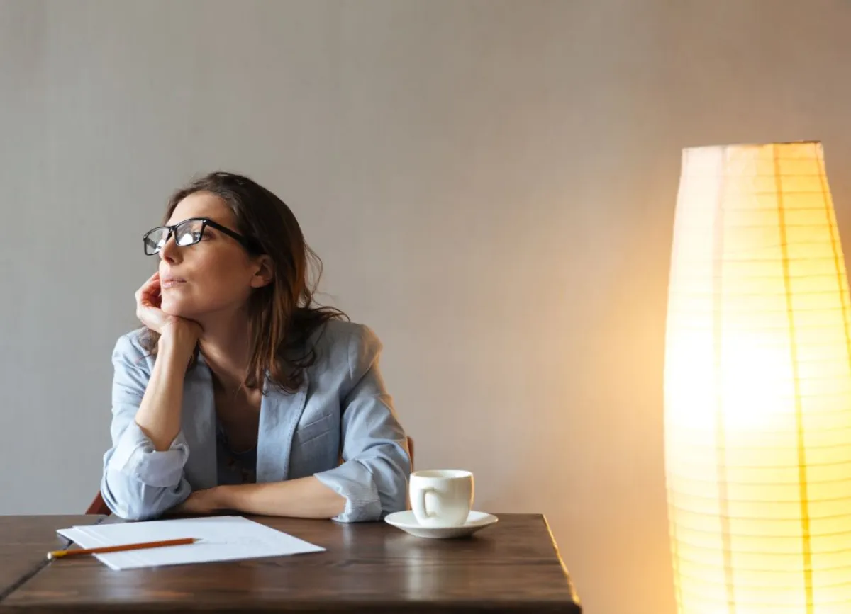 امرأة تفكّر وتدوّن الملاحظات