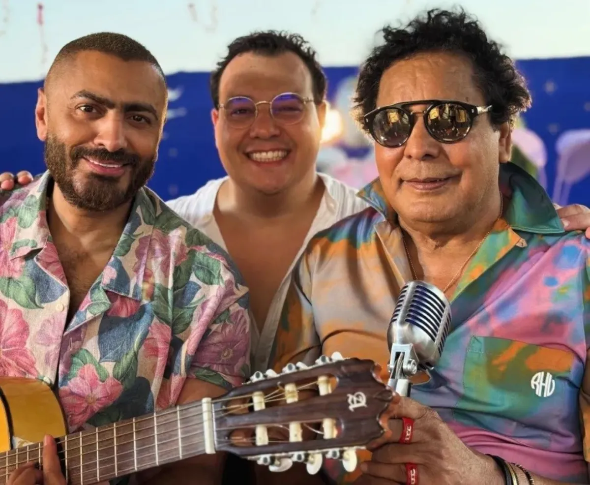 محمد منير وتامر حسني وبينهما الموزع أحمد طارق يحيى- الصورة من حساب الأخير على فيسبوك