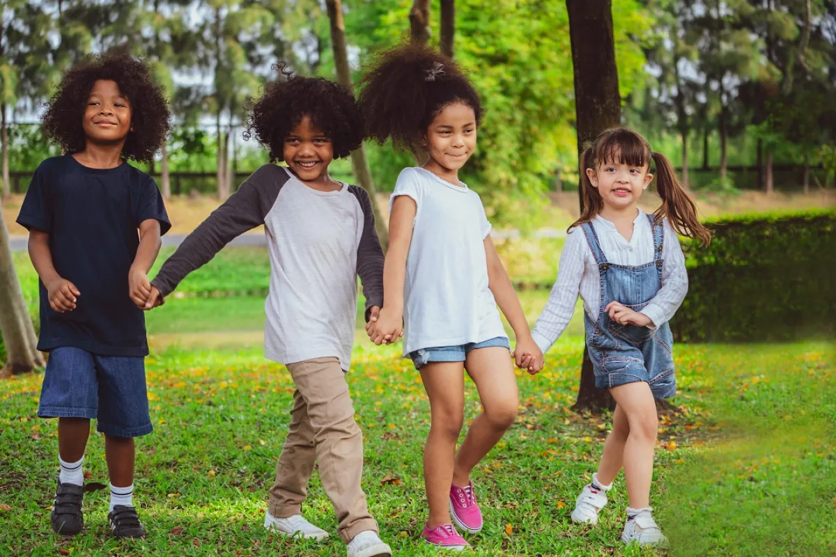 صورة لأطفال يلعبون