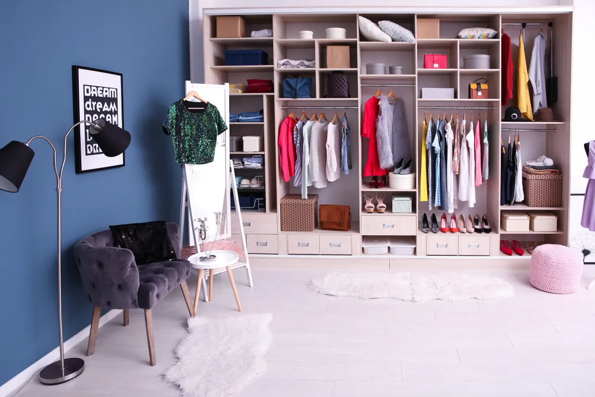 خزانة الملابس مقسمة إلى وحدات