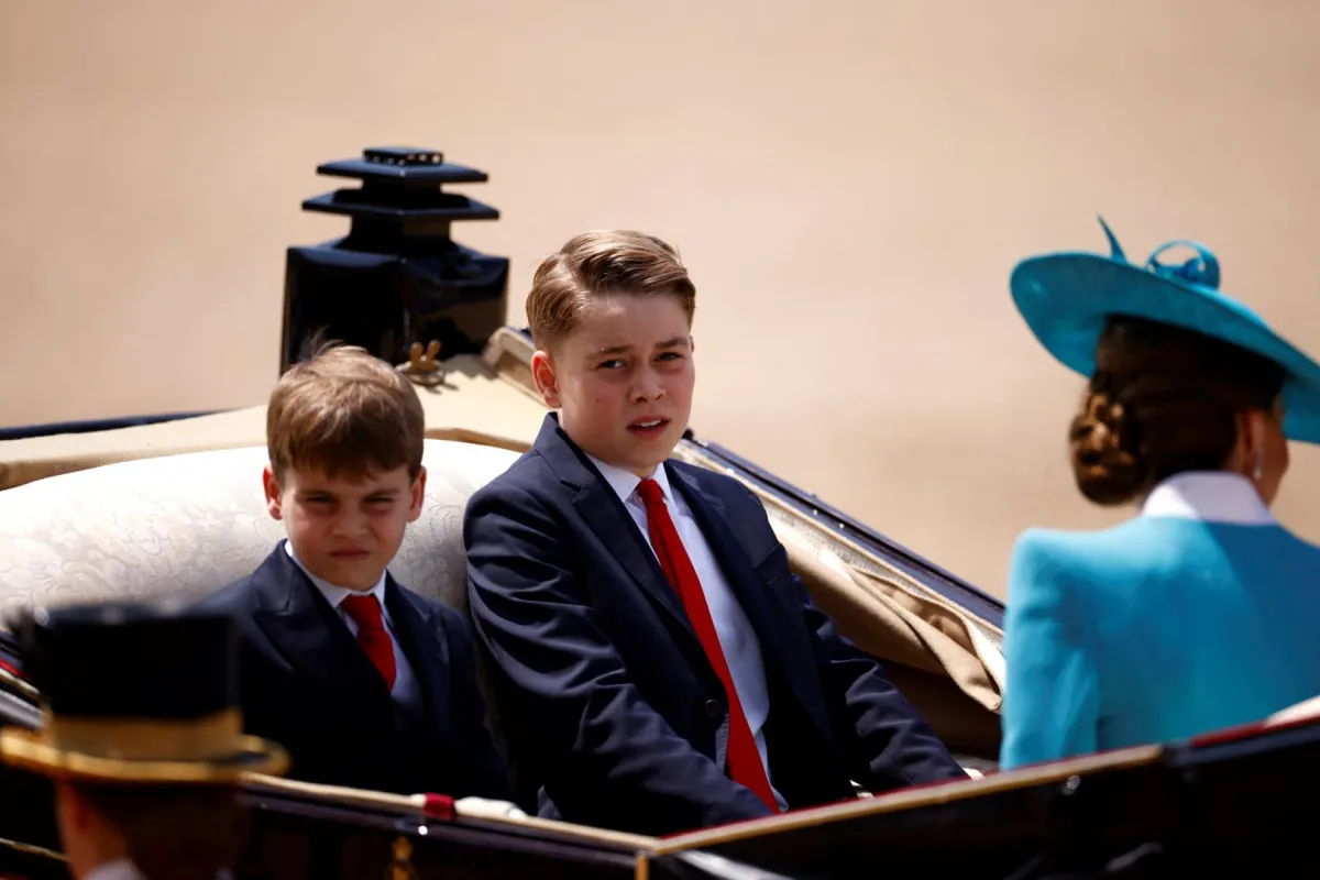 الأمير لويس والأمير جورج وكاثرين أميرة ويلز في لندن (Prince Louis, Prince George and Catherine, Princess of Wales in London). مصدر الصورة: BENJAMIN CREMEL / AFP
