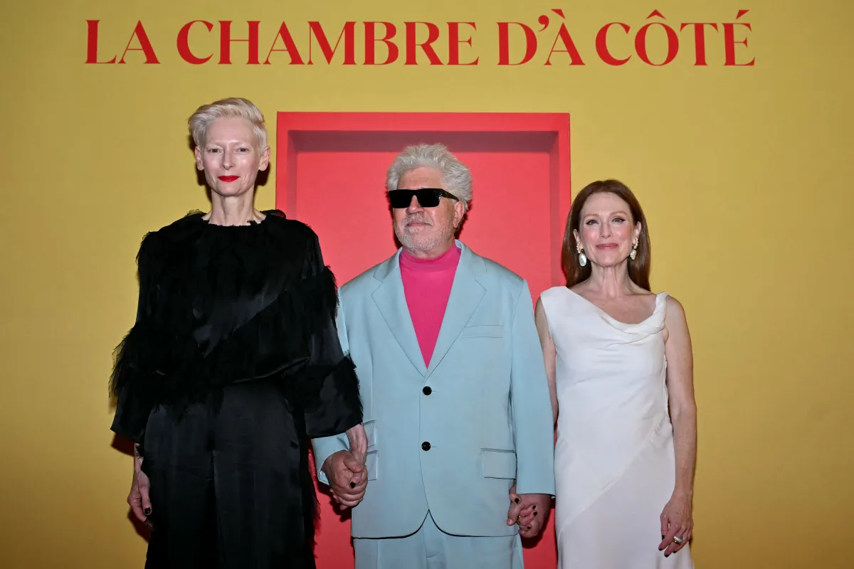 أبطال فيلم The Room Next Door جوليان مور وتيلدا سوينتون في باريس-  Julianne Moore and Tilda Swinton in Paris - مصدر الصورة  LOU BENOIST / AFP  