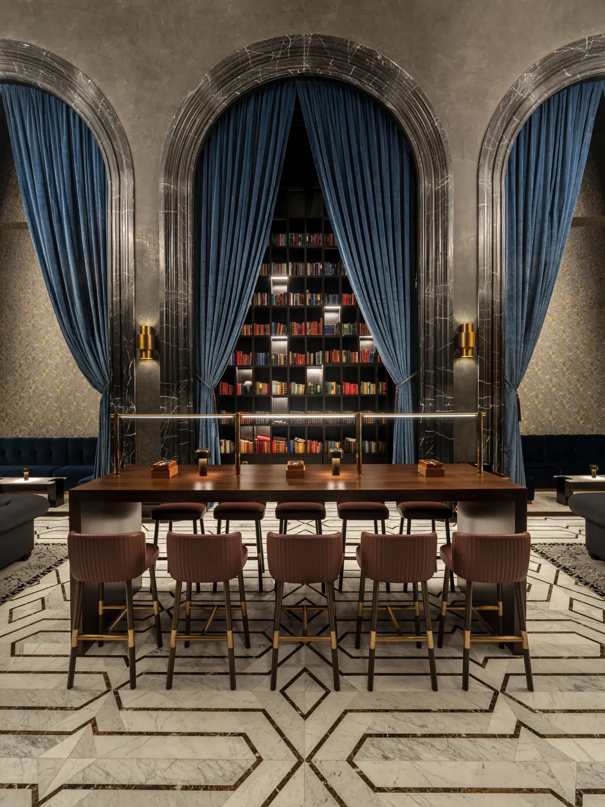 صالة بلو سيجار في رافلز الدوحة: مكتبة سرّية فاخرة تحت ستائر مخملية، تجمع بين الأناقة والثقافة في أجواء غامضة آسرة