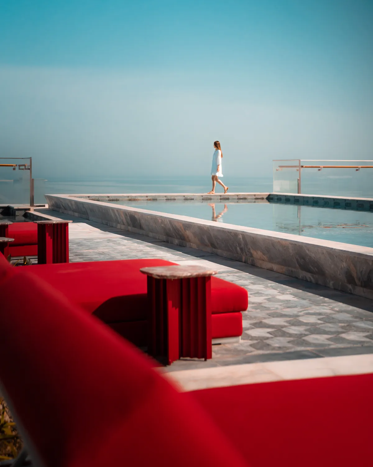 مسبح رافلز الدوحة: لحظات من السكون وسط زرقة السماء والماء في أجواء صيفية تنبض بالترف