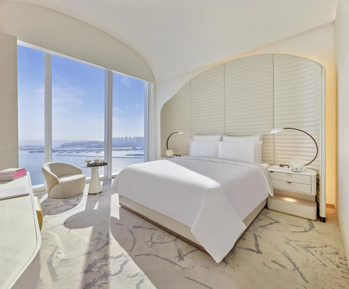  فيرمونت الدوحة: تصميم أنيق مستوحى من أجواء اليخوت الفاخرة مع إطلالة بانورامية خلابة على مياه الخليج، حيث تلتقي الفخامة بالهدوء.