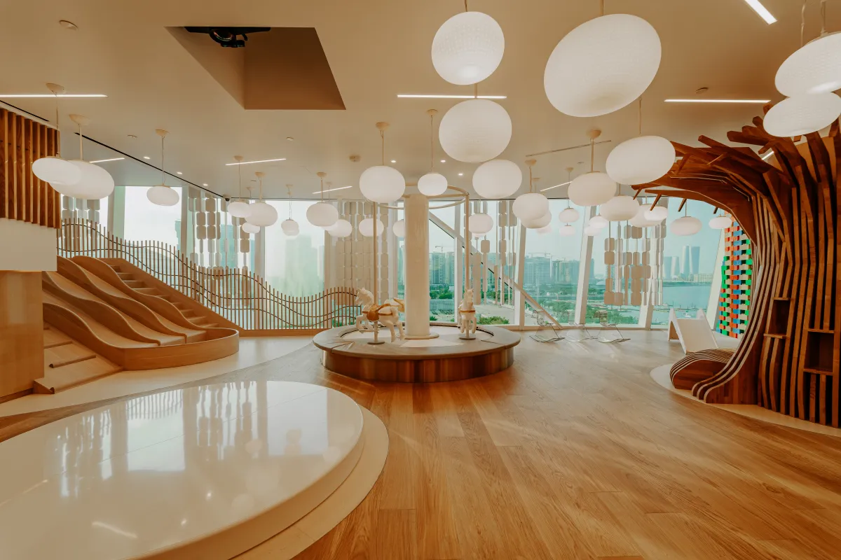 نادي الأطفال في فيرمونت الدوحة: مساحة إبداعية مبهجة بتصميم يجمع بين المرح والفن بإطلالة بانورامية