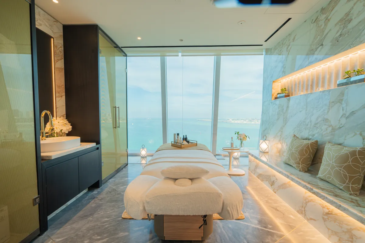 غرفة علاج في سبا فيرمونت الدوحة بإطلالة بحرية تمنحك استرخاءً لا يُضاهى
