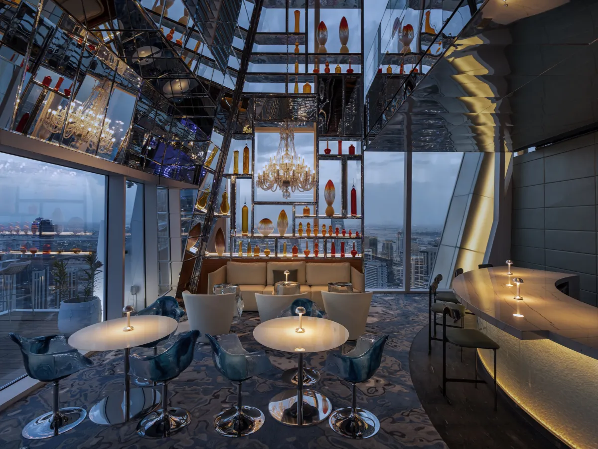 تصميم داخلي مذهل لطابق "الجليد" في مطعم "بروفوك" بفندق فيرمونت الدوحة، حيث تنعكس الأضواء على الزجاج والمرايا في أجواء بانورامية ساحرة تُحاكي برودة الجليد وأناقة المدينة