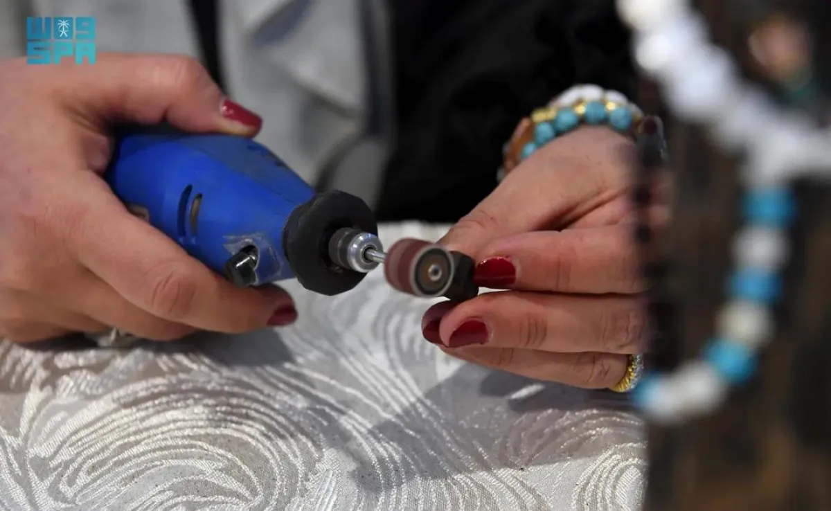 يضم المعرض أعمالًا فنية خشبية  إلى جانب قطع فخارية ملونة تعكس الفن الشعبي