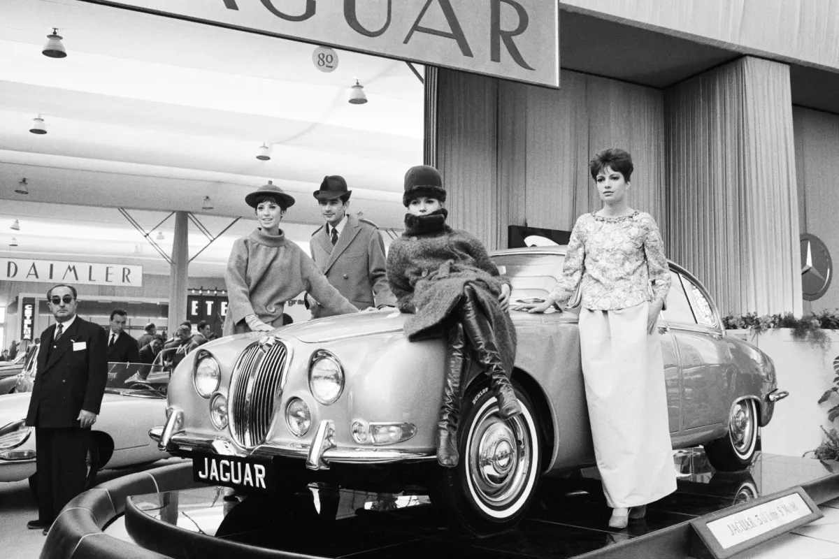  عرض أزياء للمصمم بيار كاردان عام 1963 من وحي سيارة جاغوار Jaguar "S"- مصدر الصورة AFP