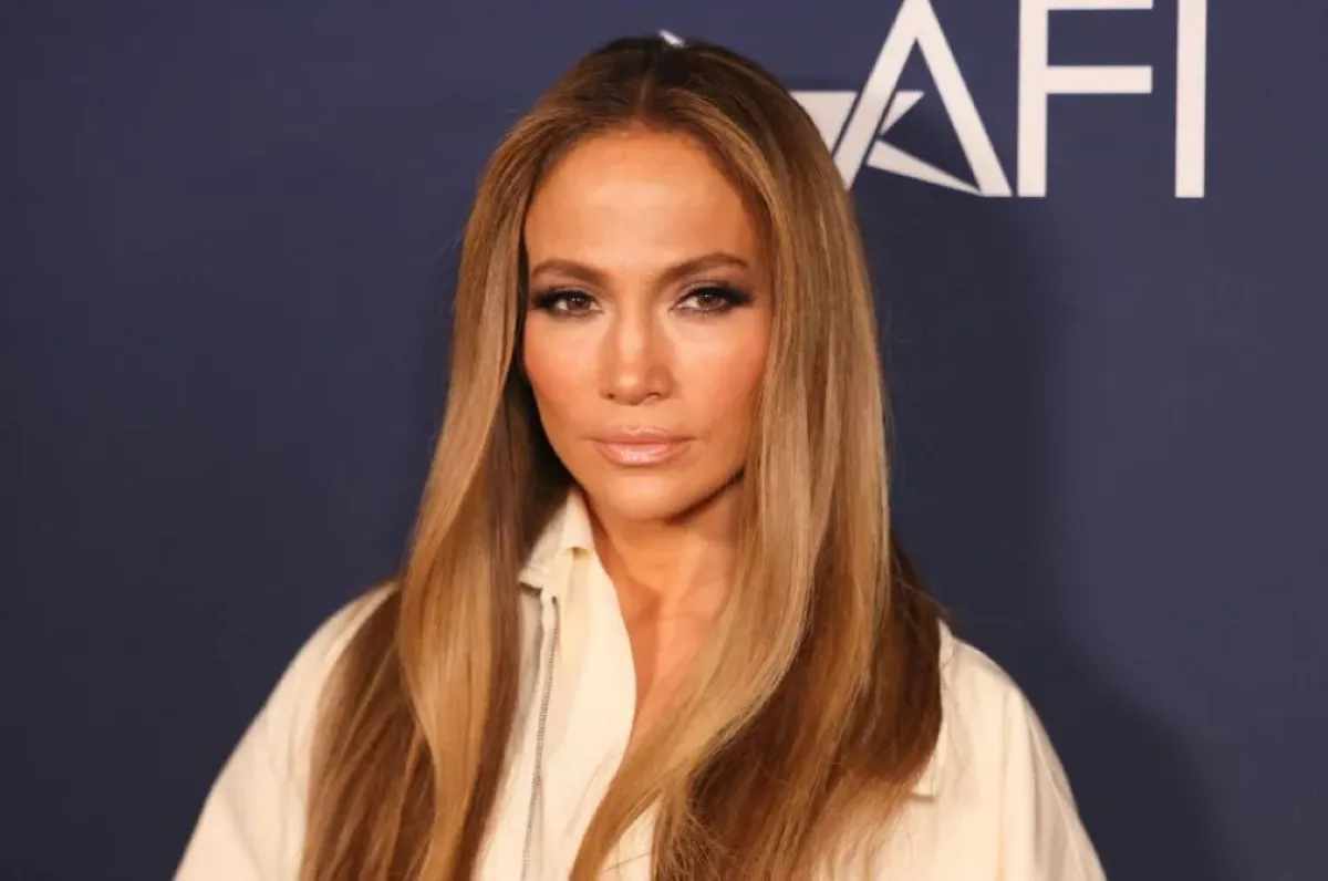 جينيفر لوبيز في جلسة التصوير الخاصة بفيلم Unstoppable خلال مهرجان AFI لعام 2024  مصدر الصورة: Monica Schipper / GETTY IMAGES NORTH AMERICA / Getty Images via AFP