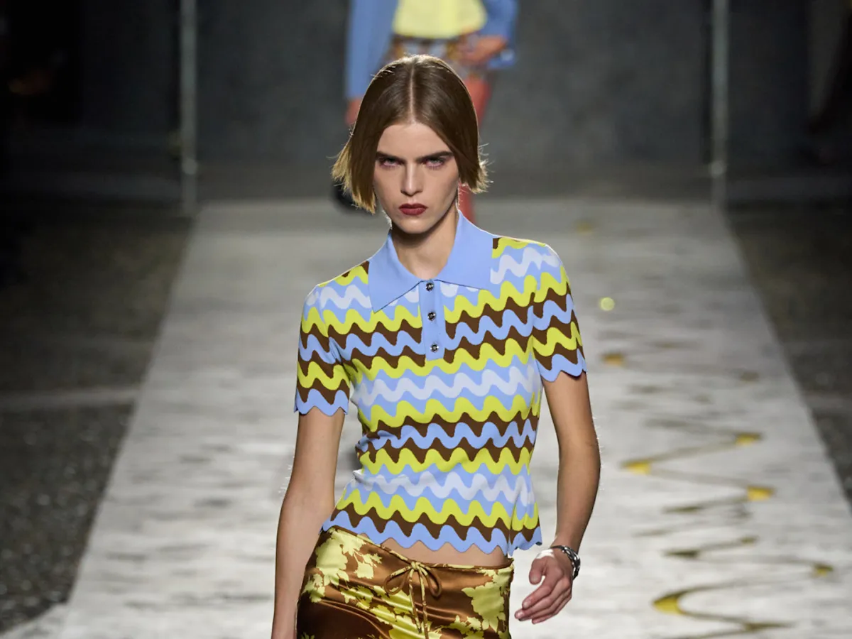 قميص من فيرساتشي Versace- الصورة من Launchmetrics/Spotlight ©