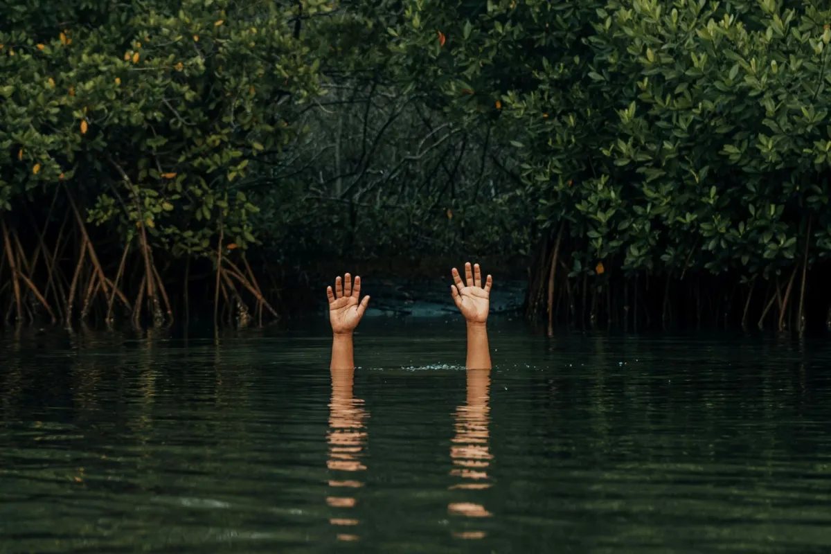 شابة تغرق في بحيرة بالغابة