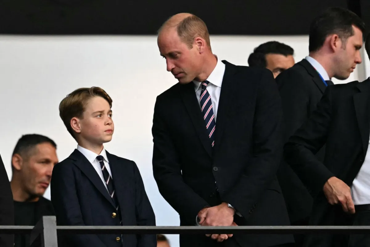 الأمير ويليام والأمير جورج في الملعب الأولمبي في برلين (Prince William and Prince George at the Olympiastadion in Berlin). مصدر الصورة: INA FASSBENDER / AFP
