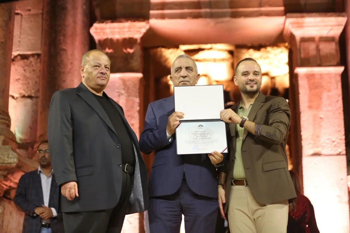 تكريم عيسى السقار بنهاية حفله في مهرجان جرش - الصورة من المركز الصحفي للمهرجان