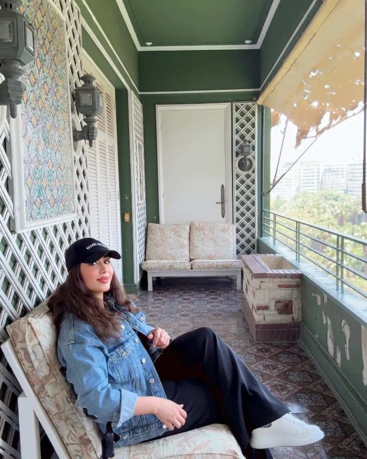 هنادي الكندري أثناء زيارتها لمنزل الفنان  الراحل عبد الحليم حافظ -الصورة من حسابها على الانستغرام