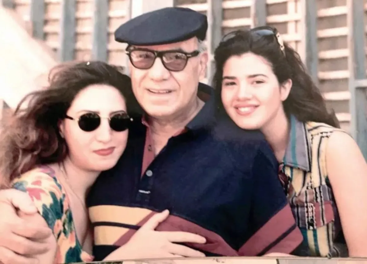 فريد شوقي متوسطًا ابنتيه رانيا وعبير- الصورة من حساب ابنته رانيا على إنستغرام