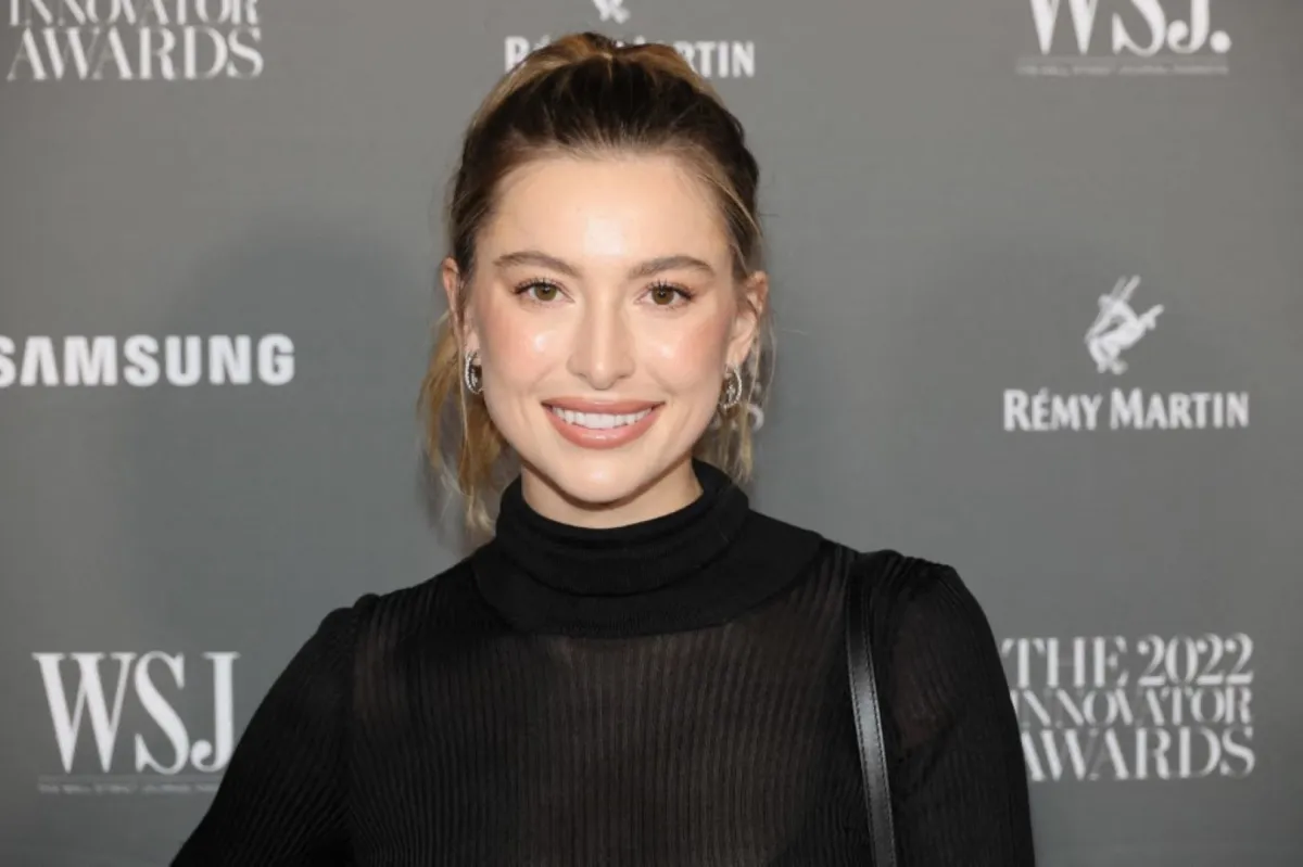 إيف جوبز في متحف الفن الحديث في مدينة نيويورك (Eve Jobs at Museum of Modern Art in New York City). مصدر الصورة: Dia Dipasupil / GETTY IMAGES NORTH AMERICA / Getty Images via AFP