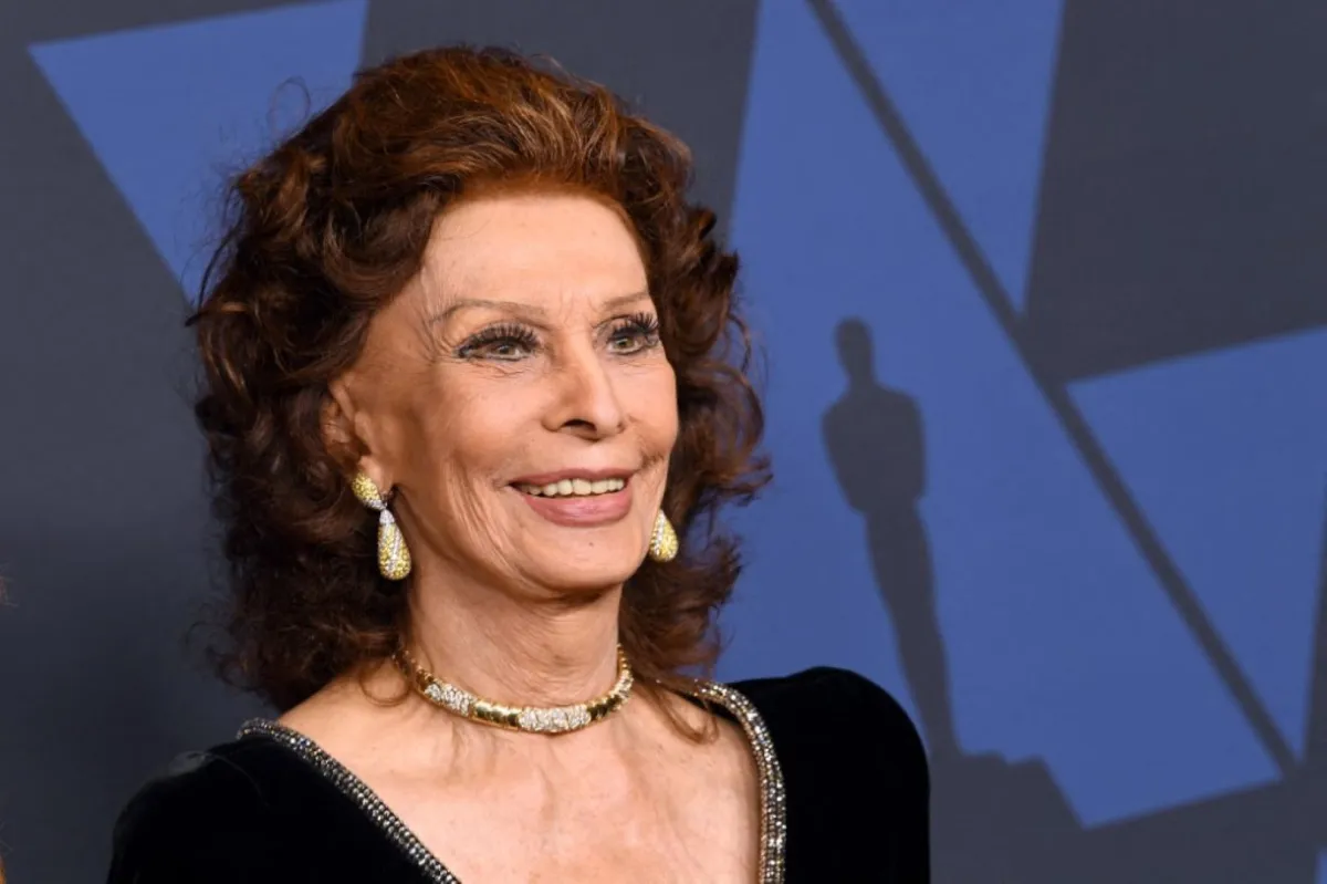 صوفيا لورين في قاعة راي دولبي في مركز هوليوود وهايلاند في هوليوود، كاليفورنيا (Sophia Loren at The Ray Dolby Ballroom at Hollywood & Highland Center in Hollywood, California). مصدر الصورة:  KEVIN WINTER / GETTY IMAGES NORTH AMERICA / Getty Images via AFP