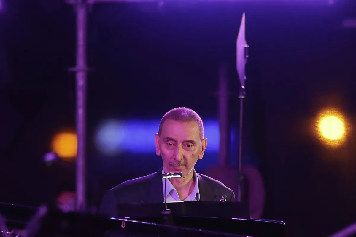 زياد الرحباني يحيي حفلاً موسيقياً ضمن فعاليات مهرجان أعياد بيروت 2019 على الواجهة البحرية في العاصمة اللبنانية Ziad Rahbani performs during the Beirut Holidays 2019 Festival at the waterfront in the Lebanese capital. مصدر الصورة: (Photo by JOSEPH EID / AFP)