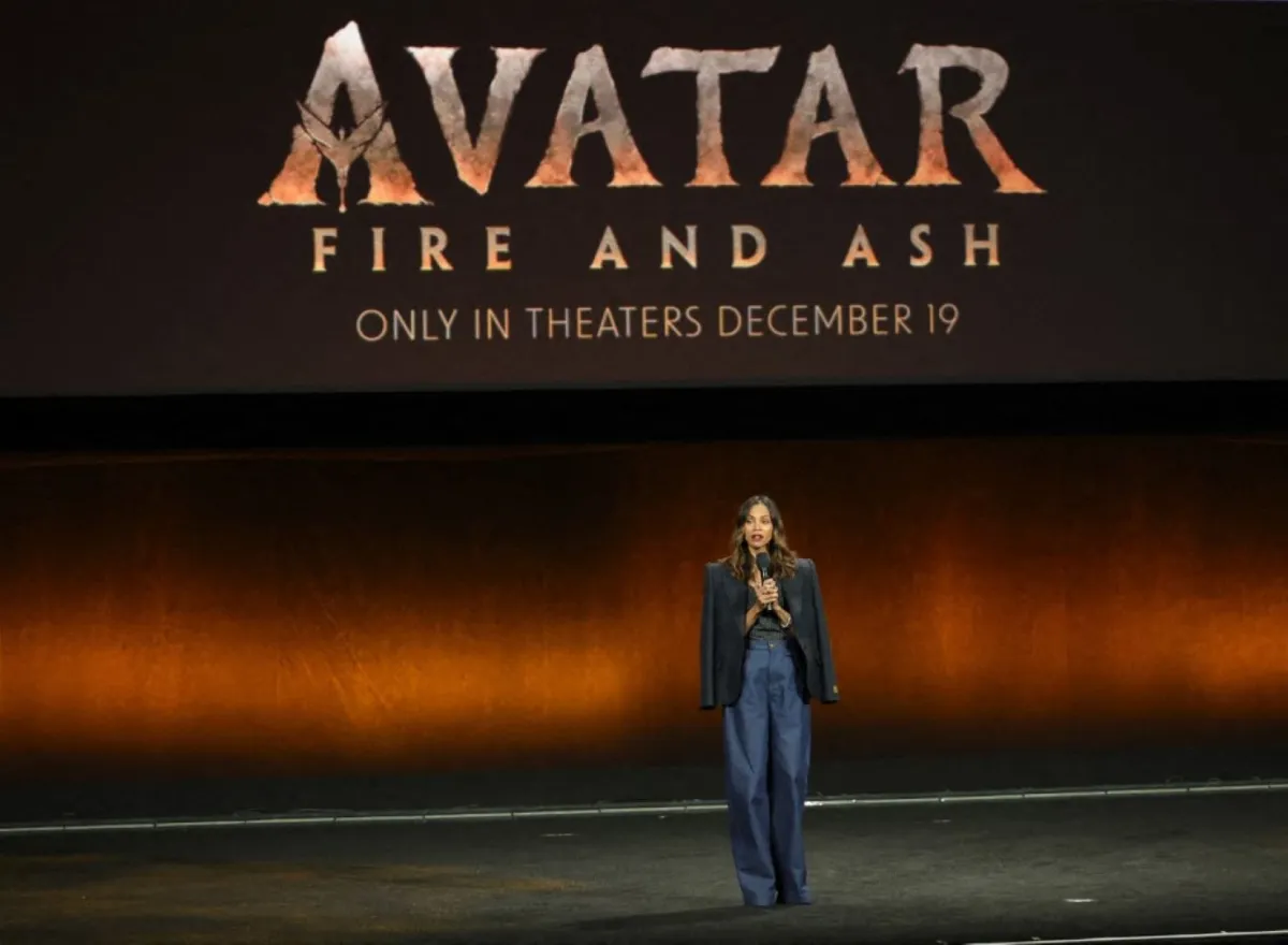 زوي سالدانا في استوديوهات والت ديزني في قصر سيزرز في لاس فيغاس، نيفادا (Zoe Saldana at The Walt Disney Studios at Caesars Palace in Las Vegas, Nevada). مصدر الصورة: Ethan Miller / GETTY IMAGES NORTH AMERICA / Getty Images via AFP