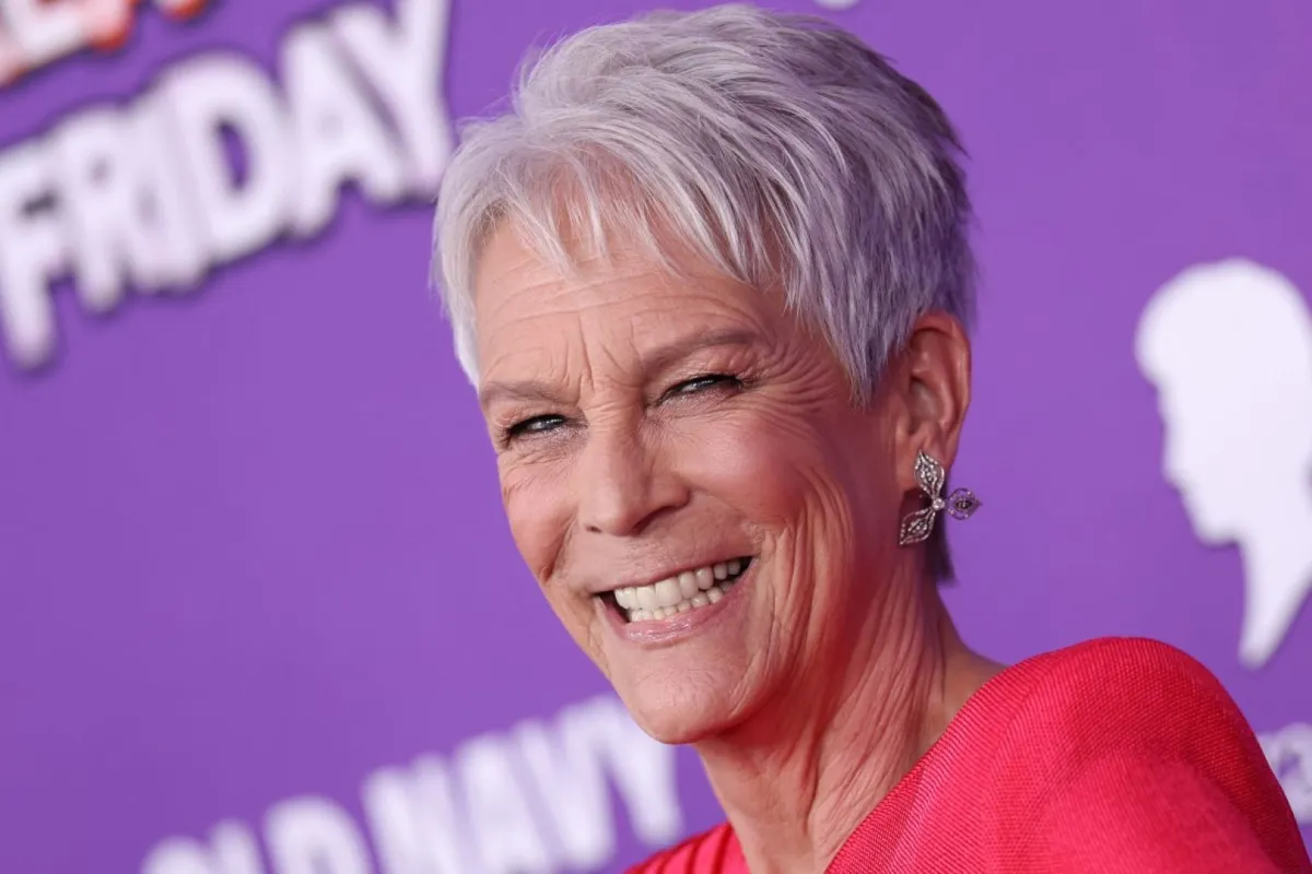 جيمي لي كورتيس في مسرح إل كابيتان في لوس أنجلوس (Jamie Lee Curtis at the El Capitan Theatre in Los Angeles). مصدر الصورة: VALERIE MACON / AFP