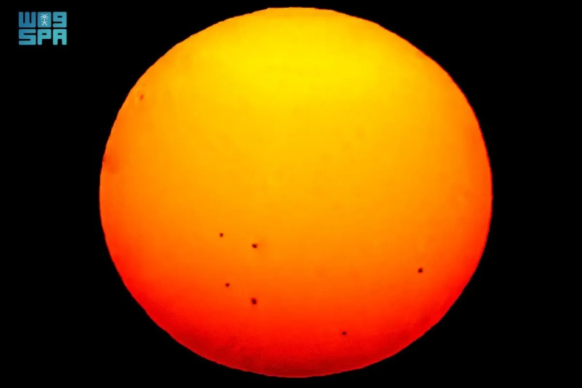 تُعد هذه البقع النشطة مراكز محتملة لحدوث توهجات شمسية أو انبعاثات إكليلية