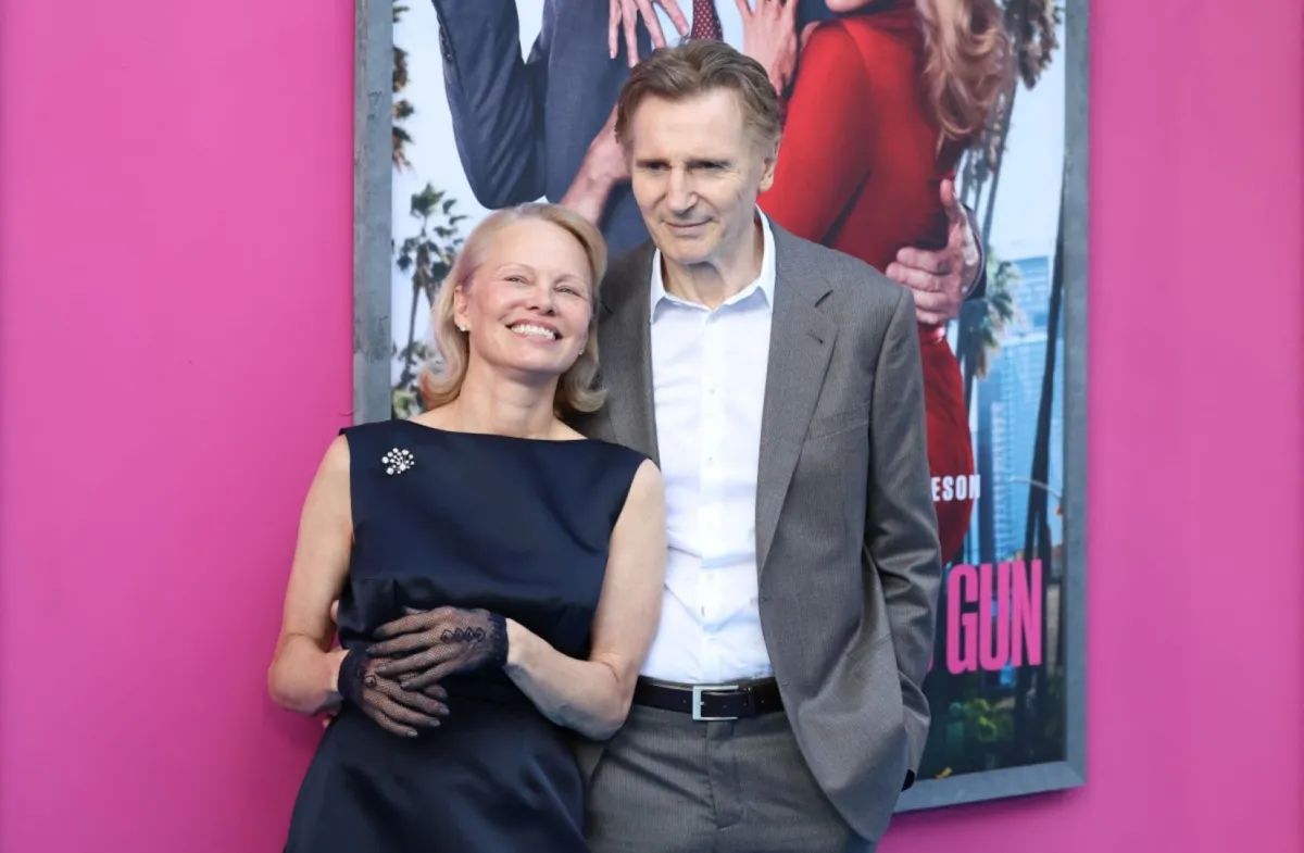 باميلا أندرسون وليام نيسون في مدينة نيويورك (Pamela Anderson and Liam Neeson in New York City). مصدر الصورة: CHARLY TRIBALLEAU / AFP