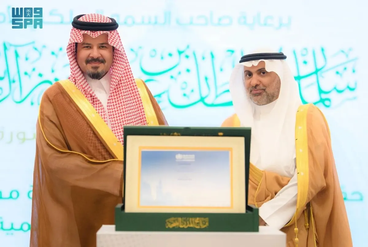 الأمير سلمان بن سلطان بن عبدالعزيز يتسلم شهادة الاعتماد من وزير الصحة الأستاذ فهد بن عبدالرحمن الجلاجل. الصورة من وكالة الأنباء السعودية "واس"