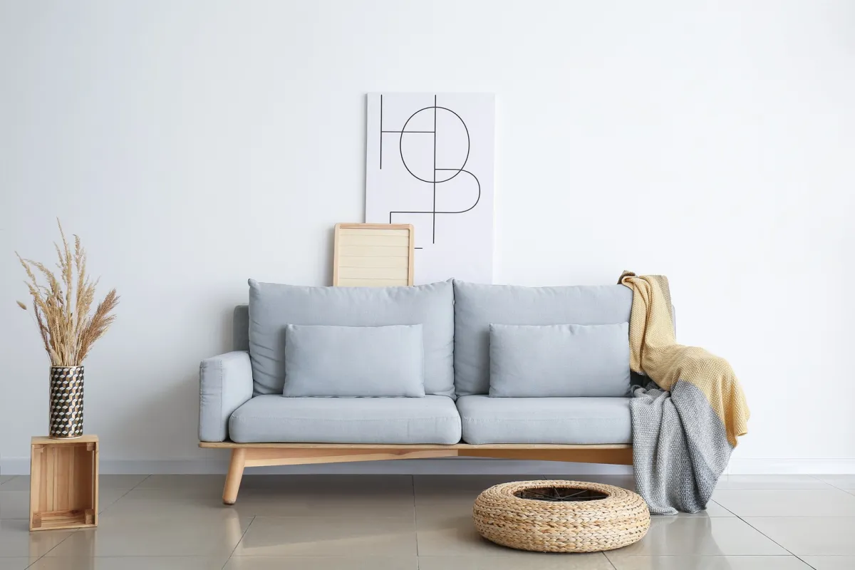 اكسسوار على الأرض من القصب الطبيعي في غرفة المعيشة