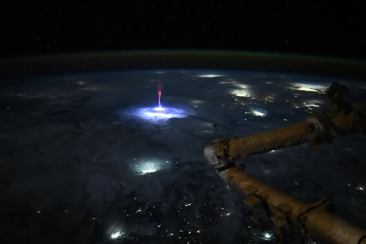 ناسا ترصد وميضًا أحمر نادر يشبه قنديل البحر - الصورة من حساب رائدة الفضاء نيكول آيرز على منصة إكس