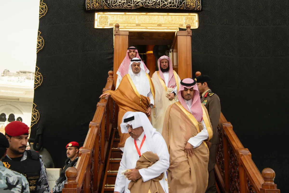 مراحل غسل الكعبة المشرفة بالحرم المكي - الصورة من حساب الهيئة العامة للعناية بشؤون الحرمين على منصة إكس