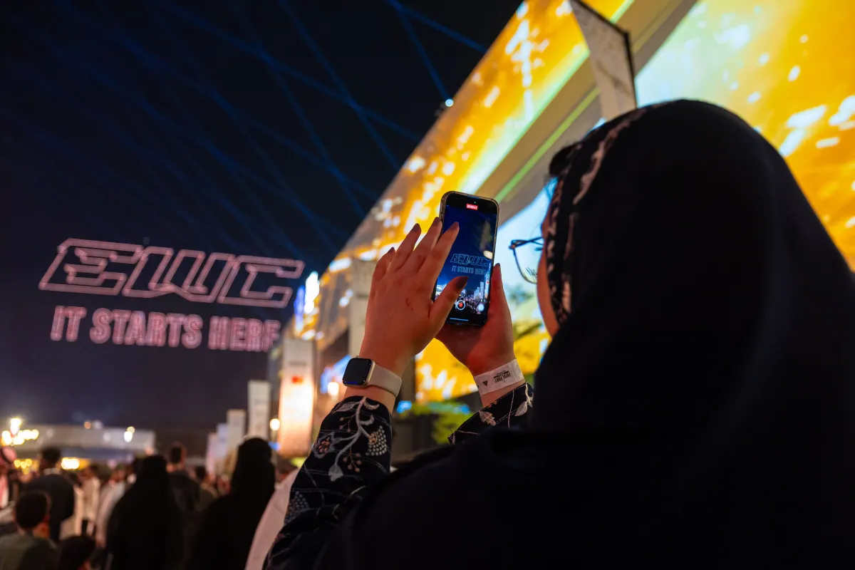  القهوة السعودية تستقبل زوار كأس العالم للرياضات الإلكترونية 2025 وتبرز الهوية الثقافية - الصورة من الحساب الرسمي لمنصة كأس العالم للرياضات الإلكترونية على إكس