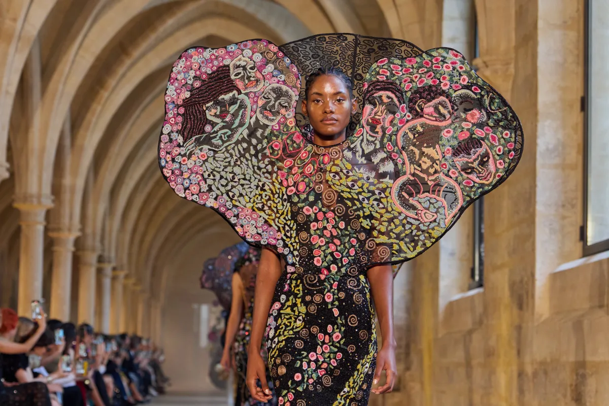 راهول ميشرا Rahul Mishra من عروض أسبوع الموضة في باريس- الصورة من Launchmetrics/Spotlight © 