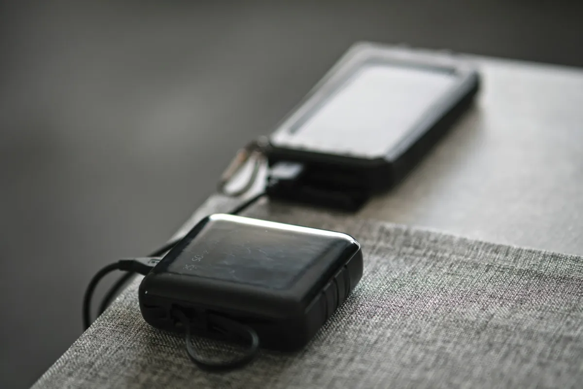 التجارة السعودية تحذر من شواحن متنقلة غير صالحة للاستخدام وتوجه بالتواصل مع الشركة المصنعة - الصورة تعبيرية من unsplash by konstantinos papadopoulos