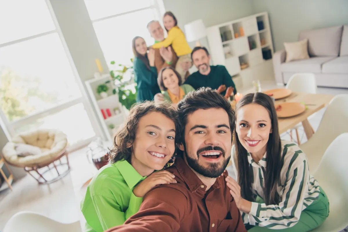 مجموعة من الأصدقاء يستمتعون بالتقاط صورة تحمل كثيراً من الذكريات المرحة