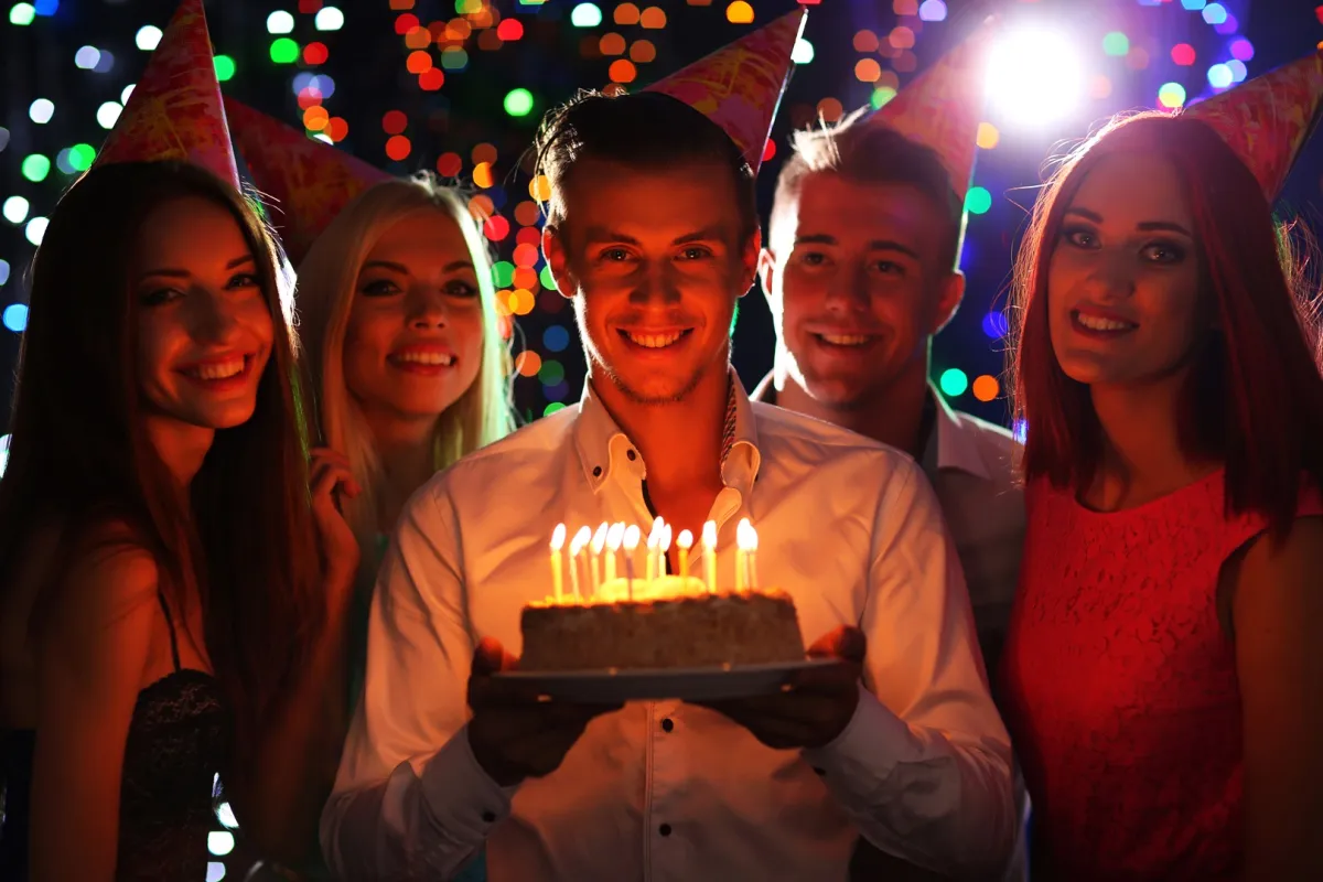 أصدقاء يهنئون صديقهم بيوم ميلاده