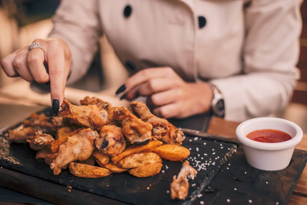 تفسير حلم أكل الدجاج في المنام- مصدر الصورة: Adobe Stock by bnenin