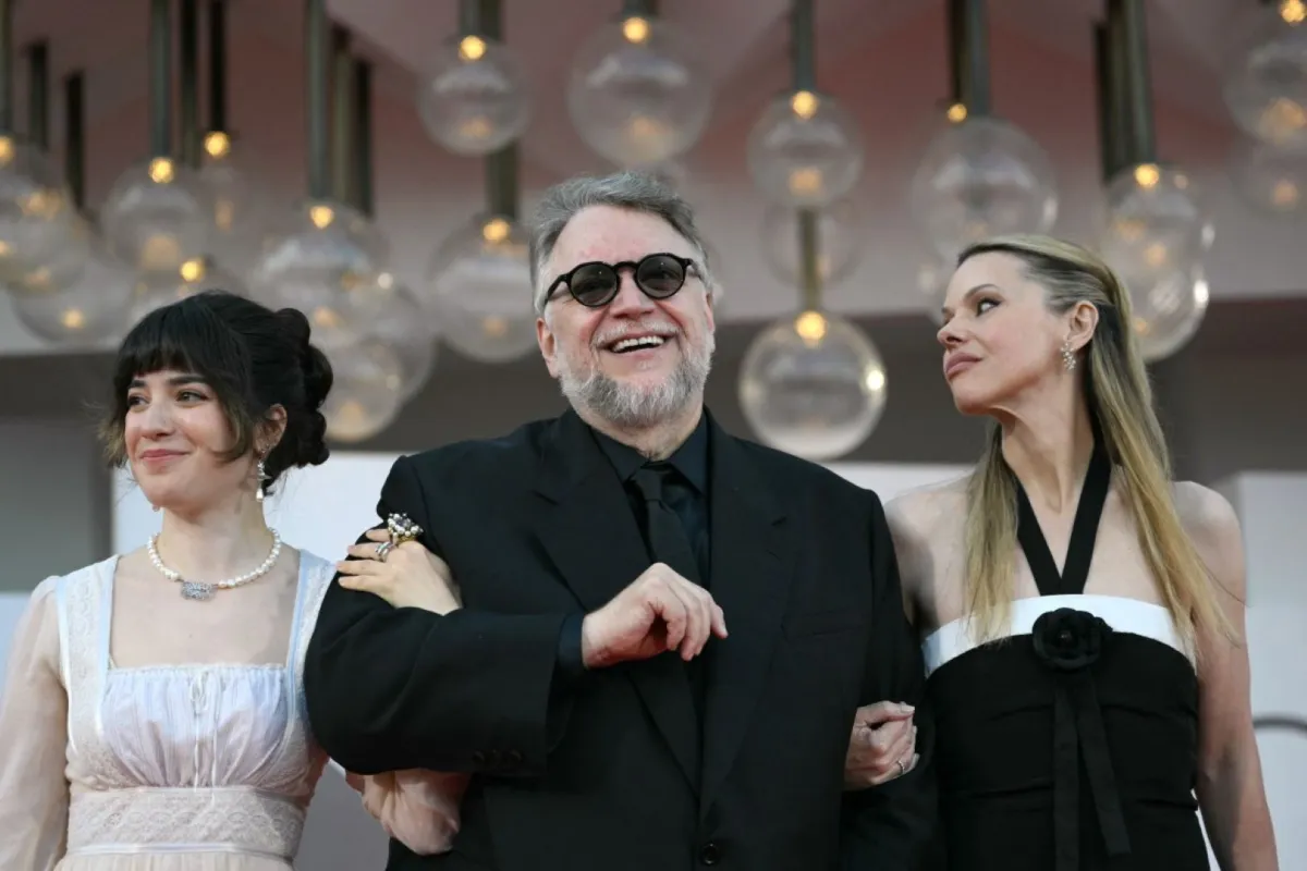 غييرمو ديل تورو والضيوف Guillermo Del Toro and guests, مهرجان فينيسيا 2025 (مصدر الصورة: Tiziana FABI / AFP)