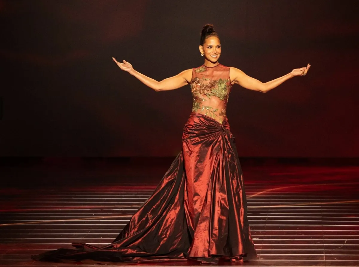 هالي بيري Halle Berry من عرض1001 موسم  لإيلي صعب في الرياض